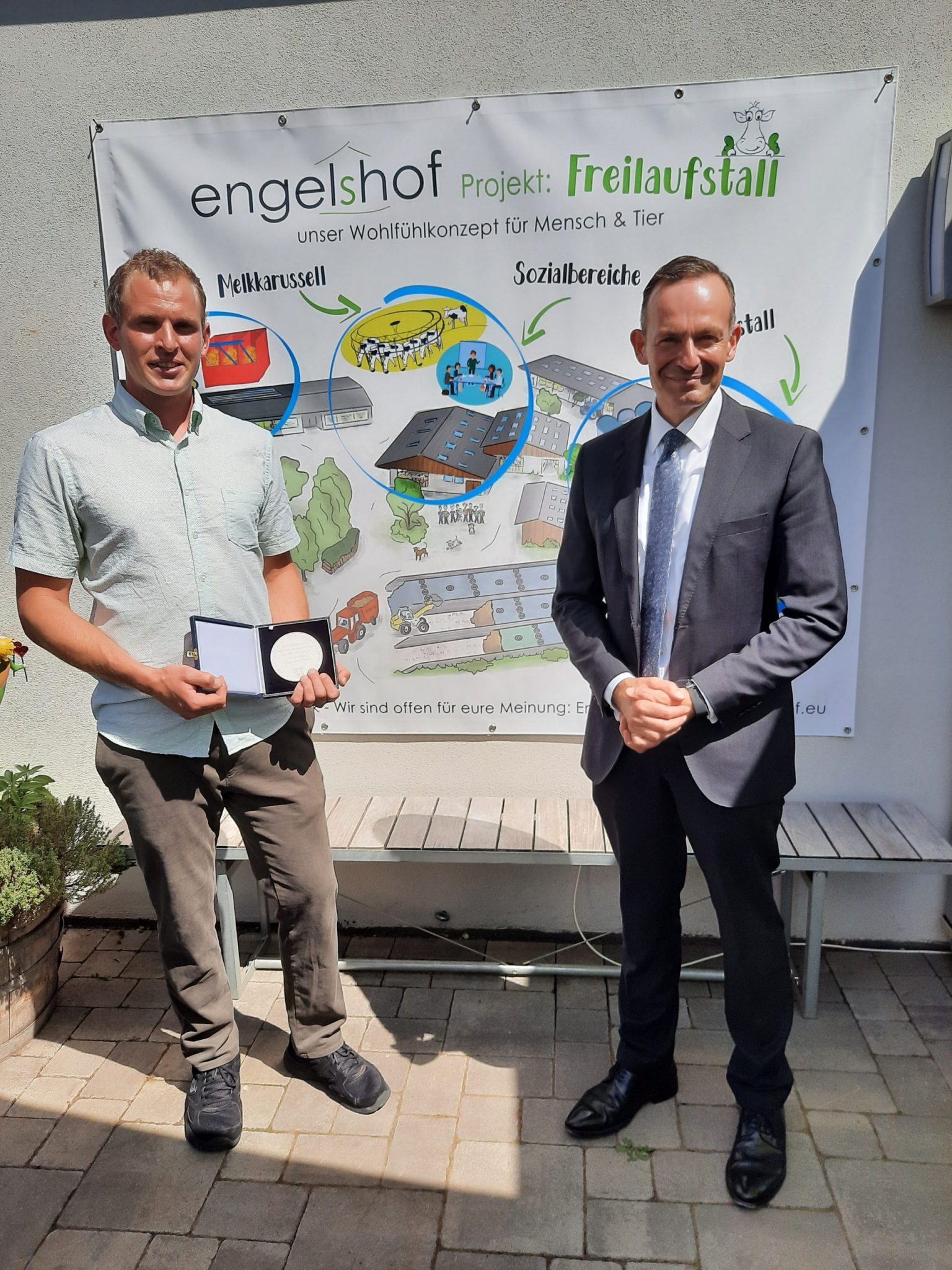 Minister Wissing ehrt Junglandwirt David Engel mit Wirtschaftsmedaille