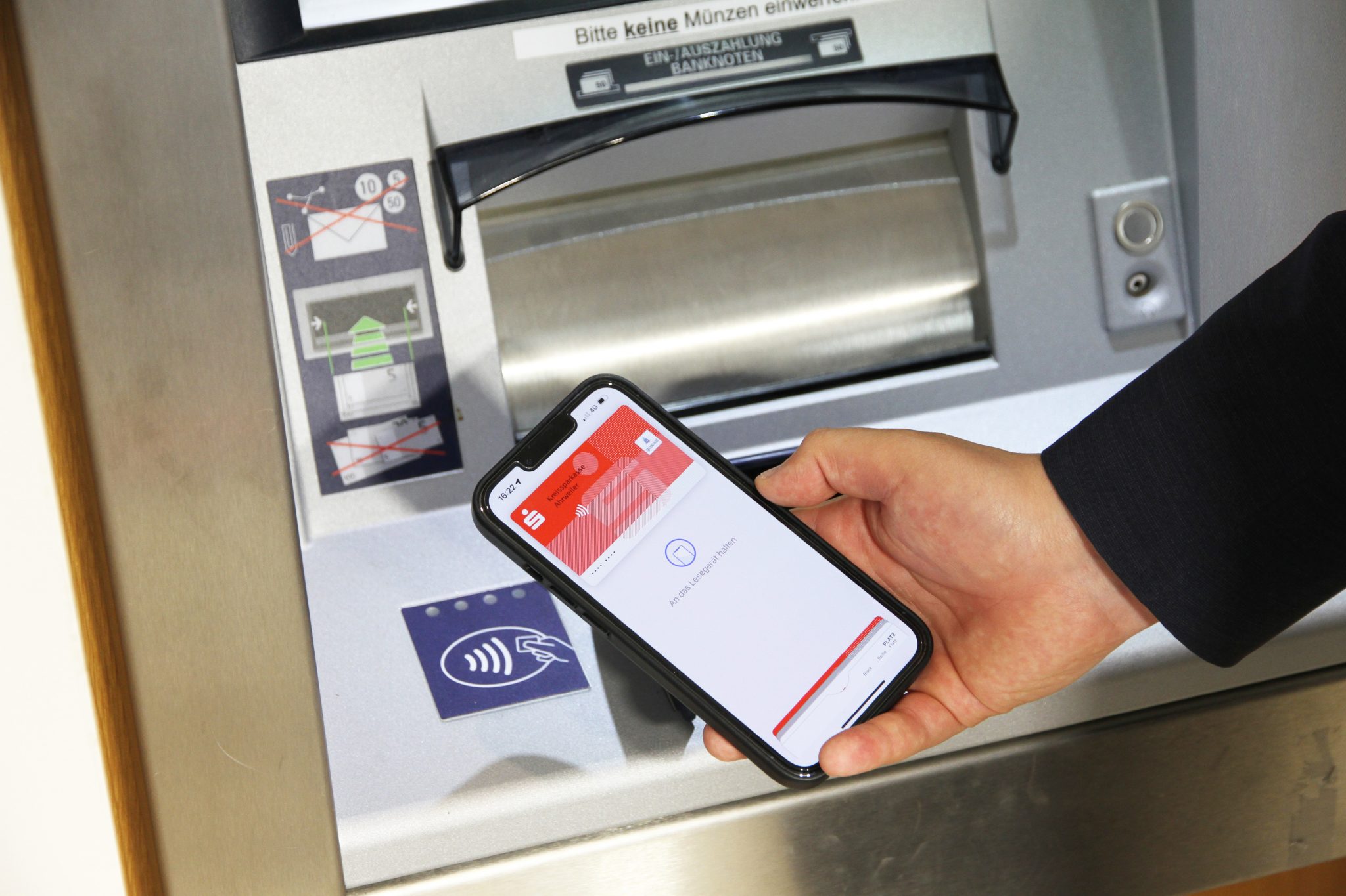 SparkassenKunden können ihr Geld jetzt auch mit dem Smartphone abheben und einzahlen